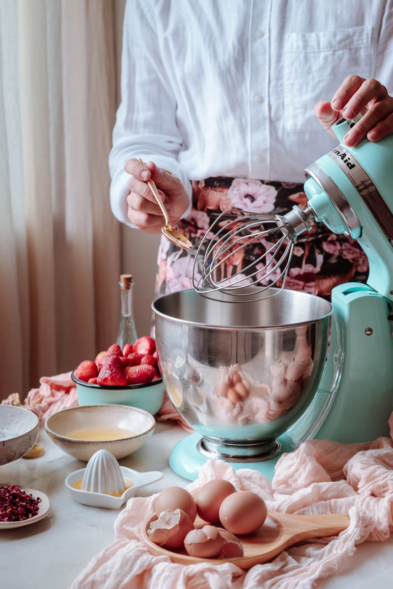 Strawberry and rose water pavlova recipe by julian angel historias del ciervo