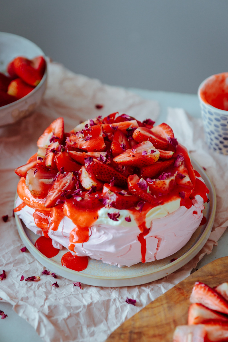 Strawberry and rose water pavlova recipe by julian angel historias del ciervo