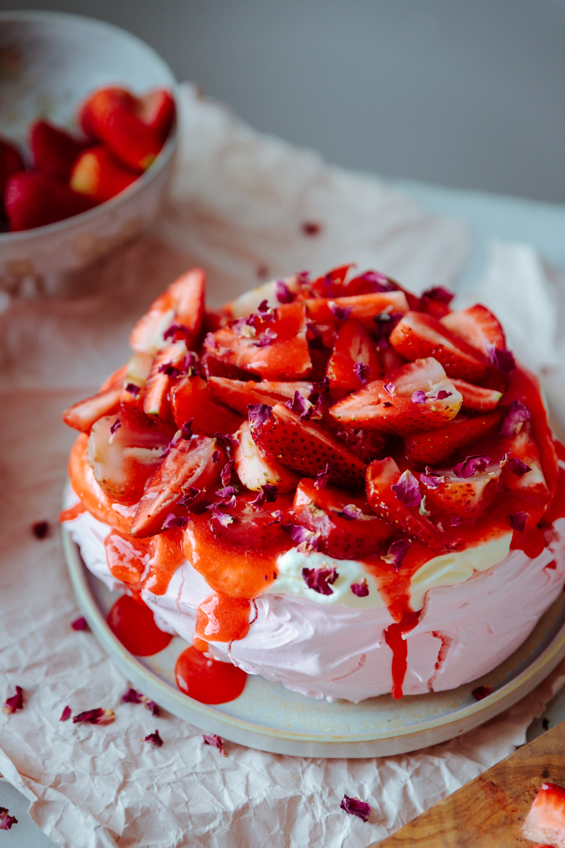 Strawberry and rose water pavlova recipe by julian angel historias del ciervo