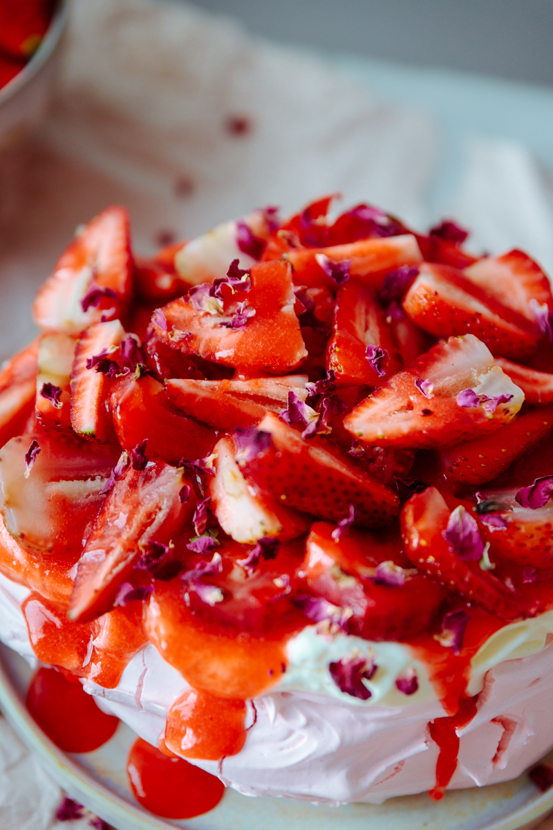 Strawberry and rose water pavlova recipe by julian angel historias del ciervo