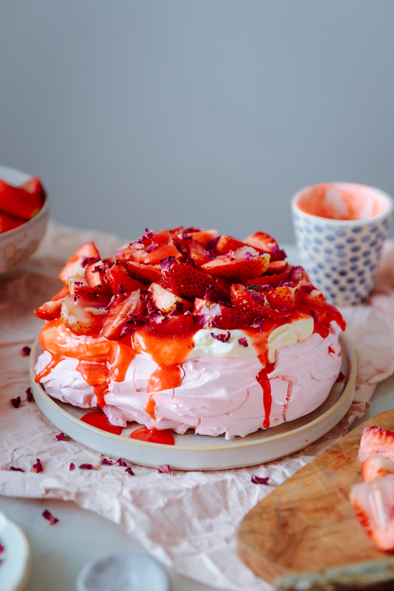 Strawberry and rose water pavlova recipe by julian angel historias del ciervo